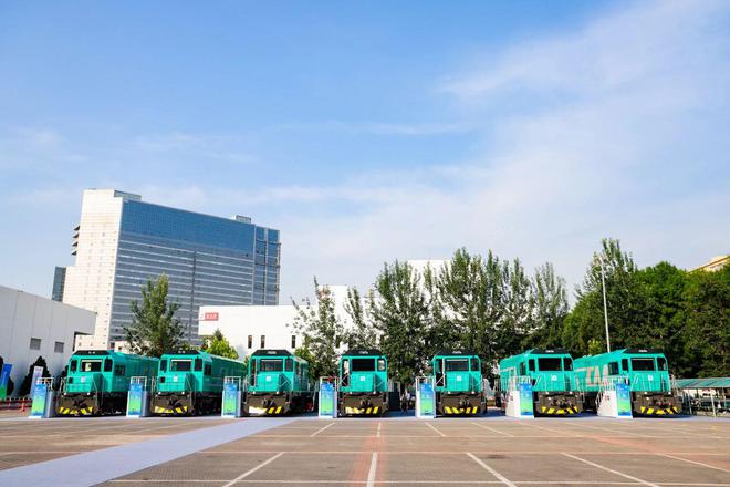 中国中车面向全球首次发布系列化新能源机车7款代表车型亮相(图1)