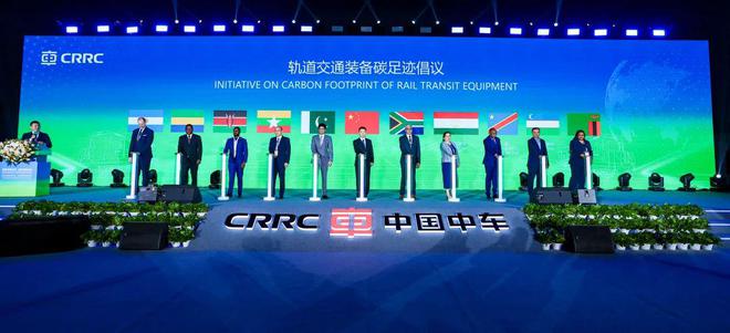 中国中车面向全球首次发布系列化新能源机车7款代表车型亮相(图2)