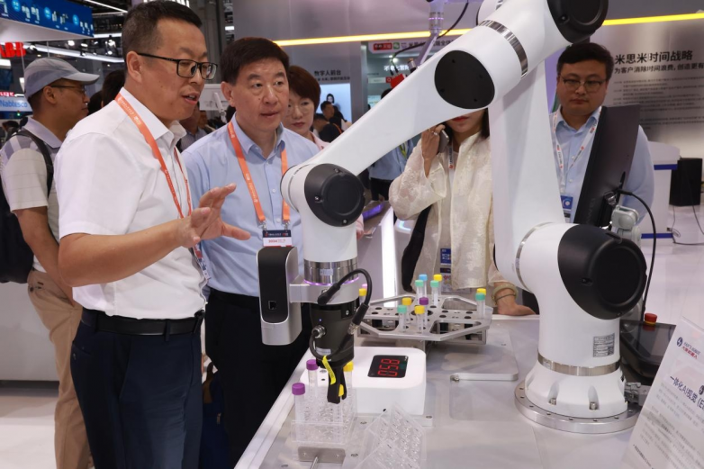 再添权威认证大族机器人闪耀第24届中国工博会(图1)