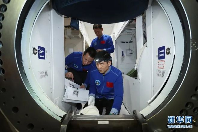 中国航天员在轨已“满月”！他们的太空穿着有哪些讲究？(图1)