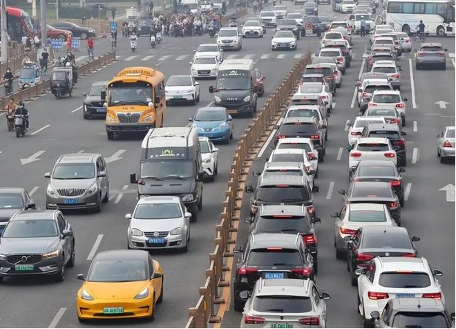 车内放什么防身工具最合适？交警：这几样随便带不用怕被罚(图2)