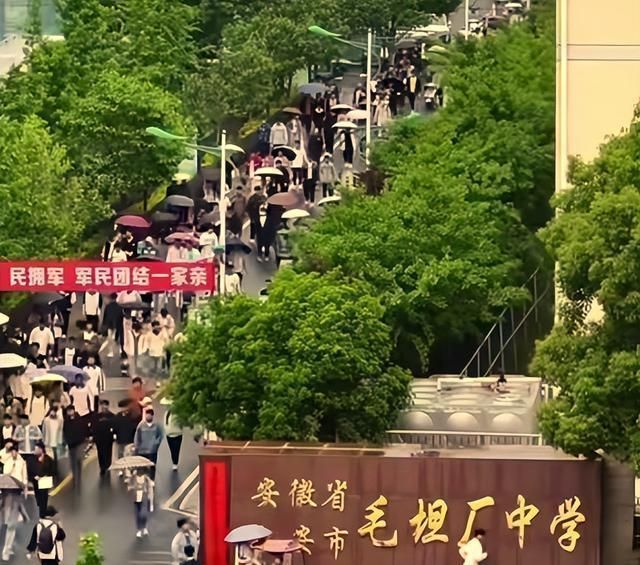2025年高考生面临严峻局面复读生或超500万(图2)