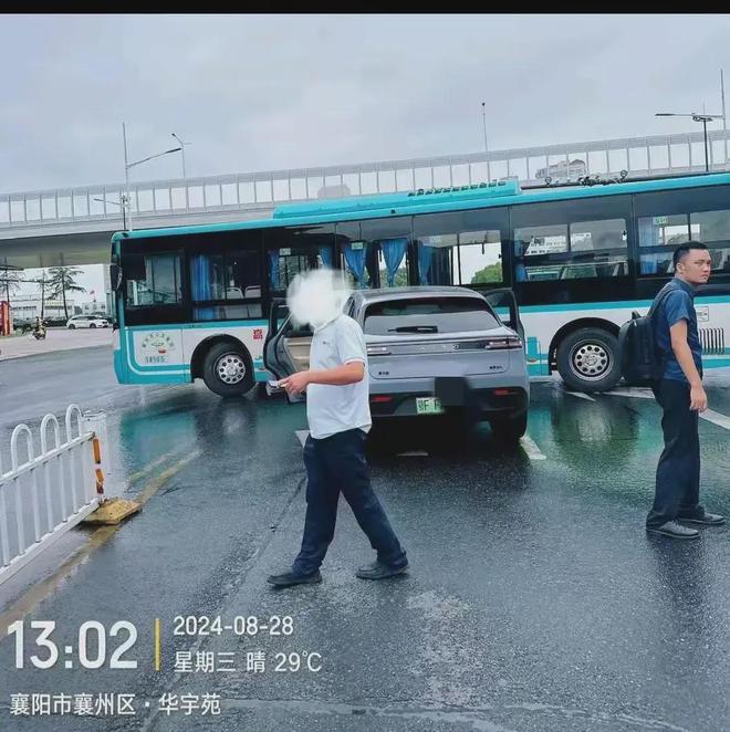 问界M5出事了！网友试乘出车祸销售双手离开方向盘盖车衣为啥(图2)