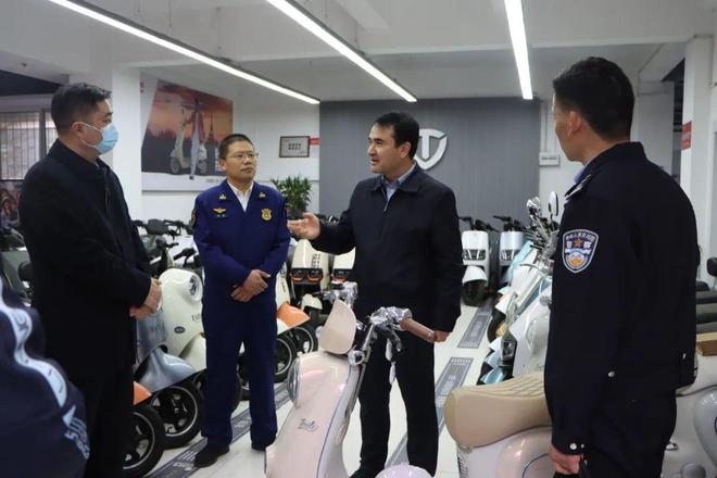 三门峡市政府副市长艾合买提·艾开木专题调研电动自行车安全隐患全链条整治工作(图3)