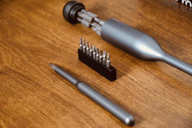 拆开后盖才发现电池怀孕了wowstick手动螺丝刀套装体验(图3)