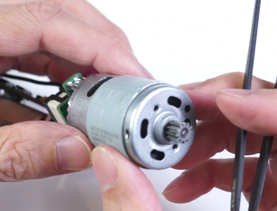 拆解小米电动螺丝刀：值得买吗(图4)