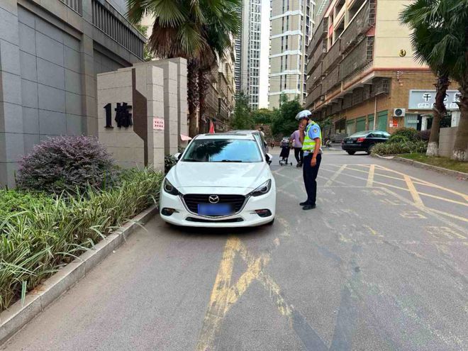 赣B085J6、赣BG69T7……这17辆车占用消防通道、盲道被曝光!(图2)