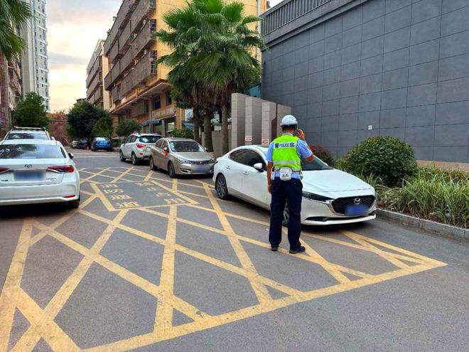 赣B085J6、赣BG69T7……这17辆车占用消防通道、盲道被曝光!(图1)