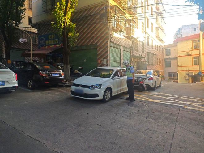 赣B085J6、赣BG69T7……这17辆车占用消防通道、盲道被曝光!(图4)