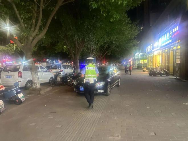 赣B085J6、赣BG69T7……这17辆车占用消防通道、盲道被曝光!(图5)