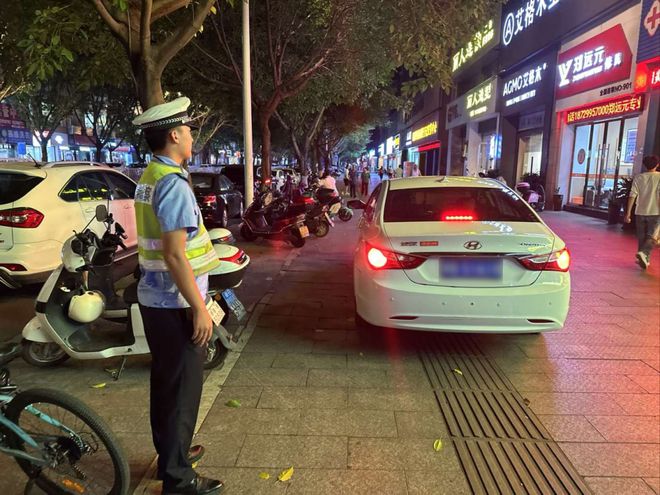 赣B085J6、赣BG69T7……这17辆车占用消防通道、盲道被曝光!(图6)