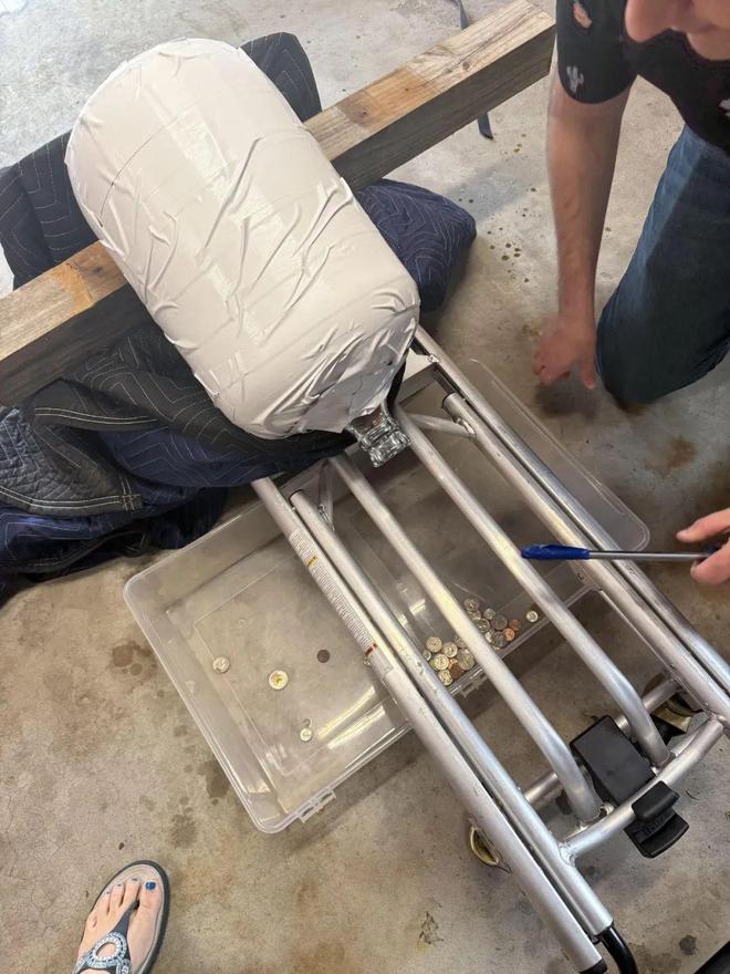 9旬老翁存了70年硬币巨大存钱罐超130斤！网友好奇：这得多少钱啊？！(图7)