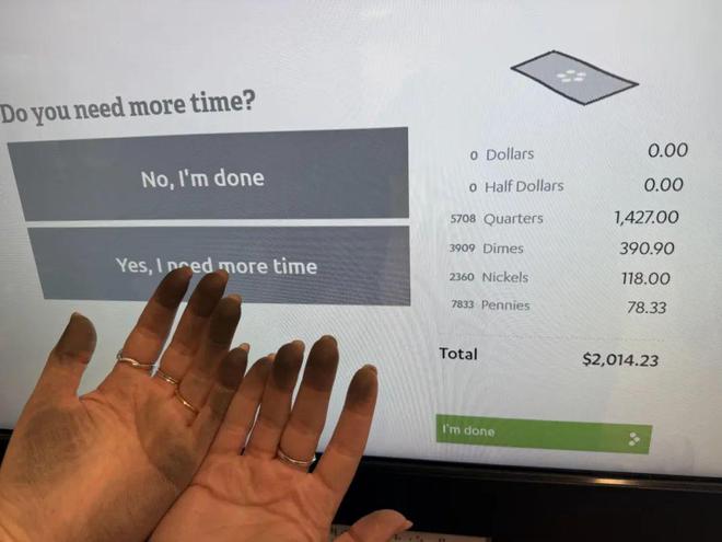 9旬老翁存了70年硬币巨大存钱罐超130斤！网友好奇：这得多少钱啊？！(图12)