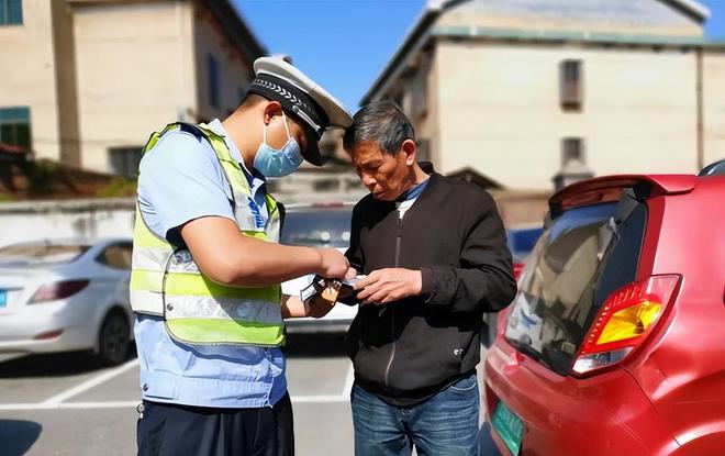 70岁以上的老年人注意了用驾照有3个附加条件已有多人吃过亏(图2)