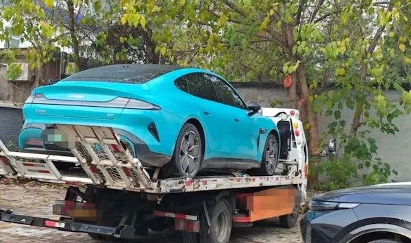 一天内70多辆小米SU7自动泊车撞墙、撞柱曝光！有车主维修费超12万元！客服：系统BUG承担全部维修费用(图2)