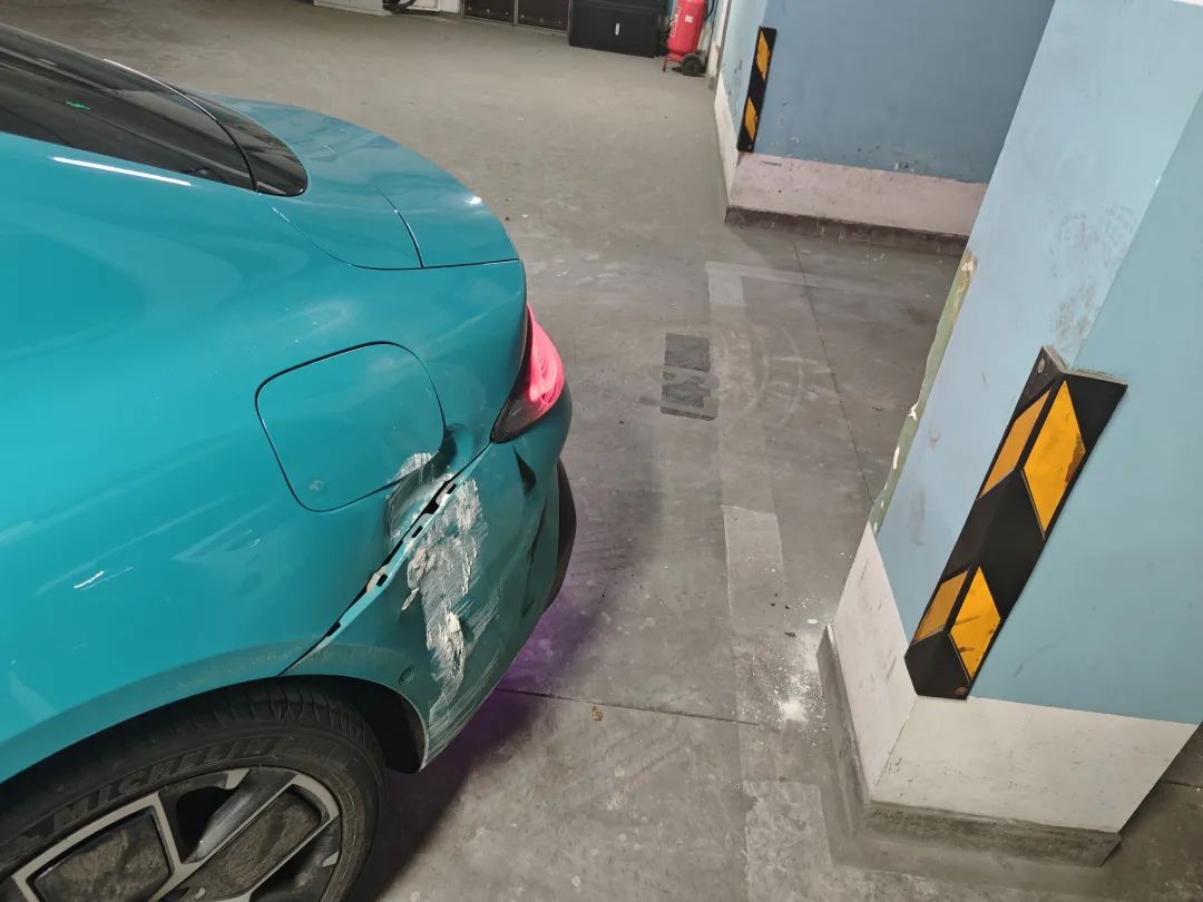 一天内70多辆小米SU7自动泊车撞墙、撞柱曝光！有车主维修费超12万元！客服：系统BUG承担全部维修费用(图5)