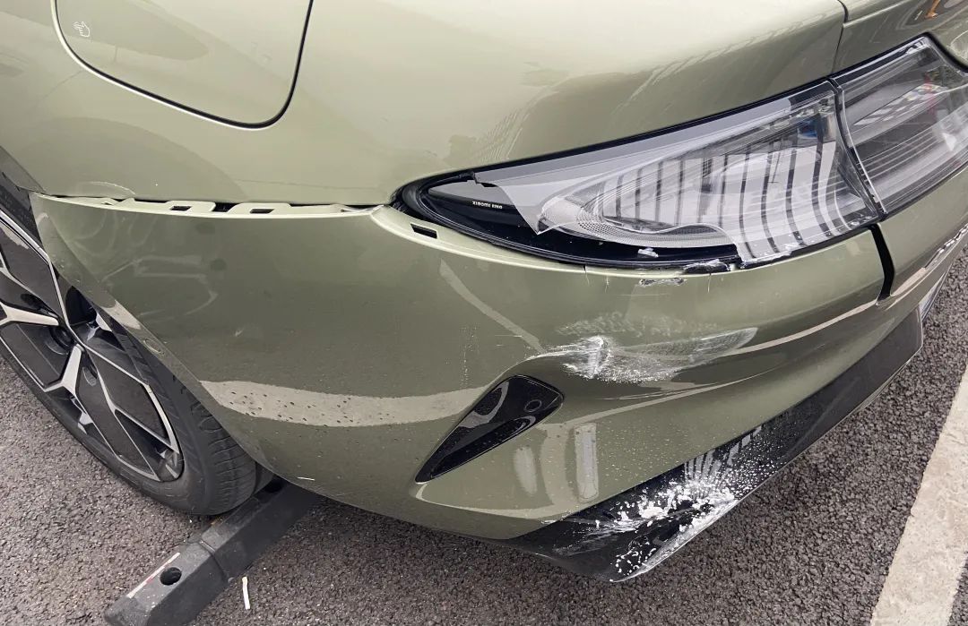 一天内70多辆小米SU7自动泊车撞墙、撞柱曝光！有车主维修费超12万元！客服：系统BUG承担全部维修费用(图7)