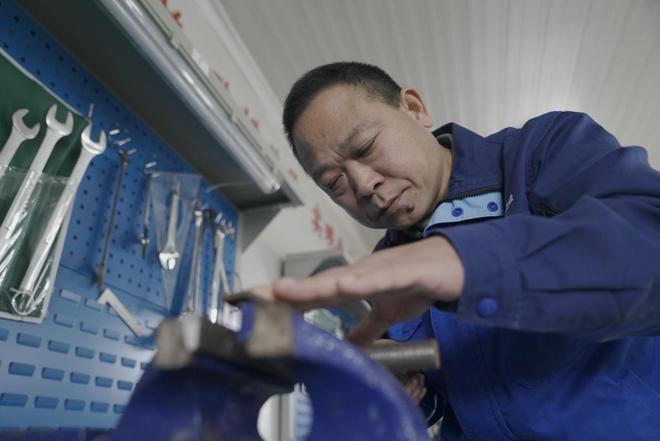 跟着工匠来上岗丨拧螺丝拧出的大国工匠!6年60多万颗螺丝管延安助力港珠澳大桥建设(图1)