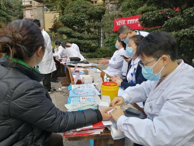 雅安职业技术学院附属医院——健康义诊进社区服务居民零距离(图2)