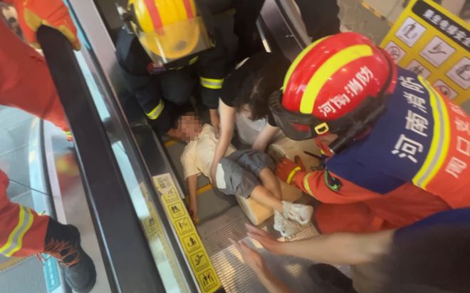 龙湾一企业内2岁小孩手被卡！哇哇大哭(图1)