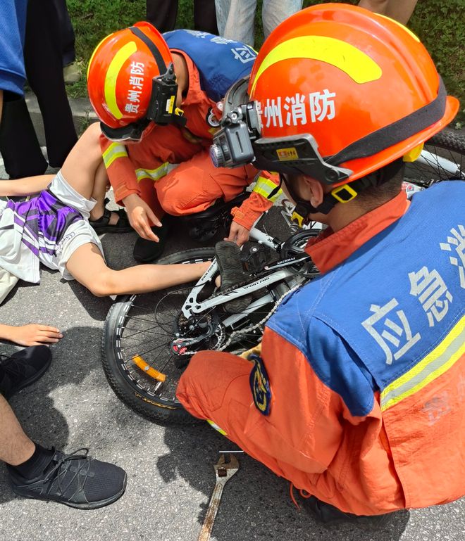 龙湾一企业内2岁小孩手被卡！哇哇大哭(图2)