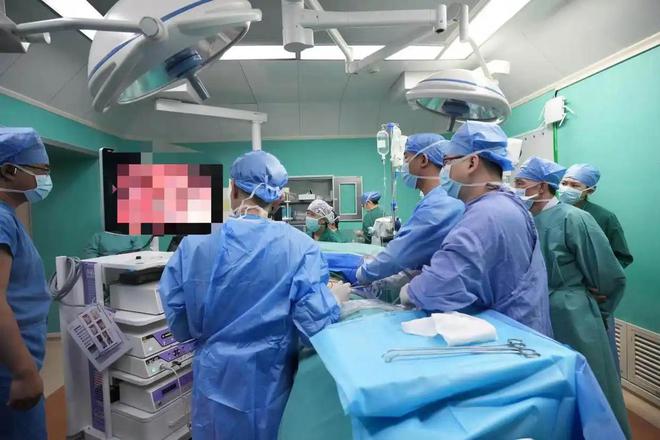 28秒急速救援！广东工地惊险瞬间：螺丝刀从天而降工人胸背重伤(图4)