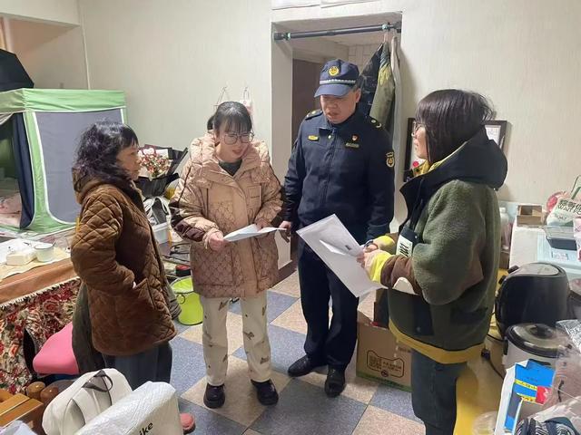 敲门入户排隐患！叠彩城管拧紧居民的“安全阀”(图2)