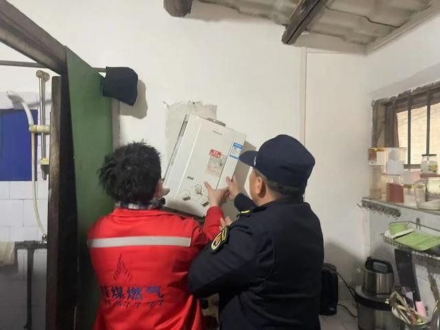 敲门入户排隐患！叠彩城管拧紧居民的“安全阀”(图3)