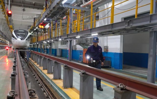 新春走基层·记者体验360行｜给动车组当“医生”(图1)