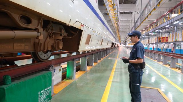 新春走基层·记者体验360行｜给动车组当“医生”(图2)