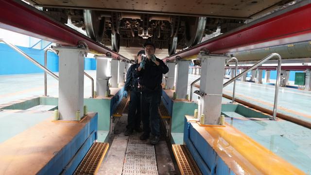 新春走基层·记者体验360行｜给动车组当“医生”(图4)