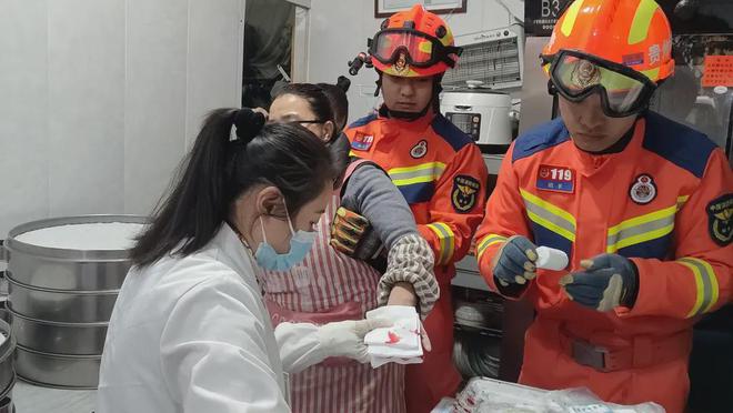 看着都痛！揭阳曲溪一工人因操作不慎手卡机器内无法取出！(图1)