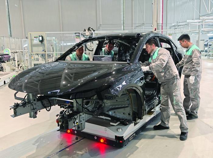 “想坐上自己造的婚礼头车”新能源汽车生产线来了大学毕业生(图1)