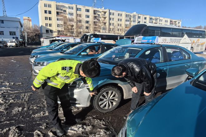 霍尔果斯交警：护航春节返程“加速度”(图2)