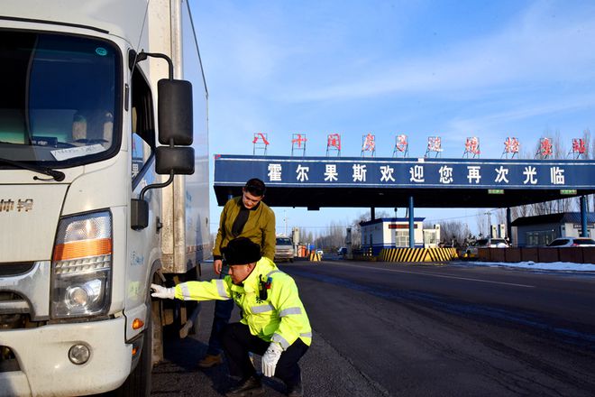 霍尔果斯交警：护航春节返程“加速度”(图1)