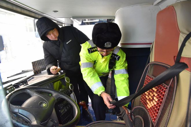 霍尔果斯交警：护航春节返程“加速度”(图3)