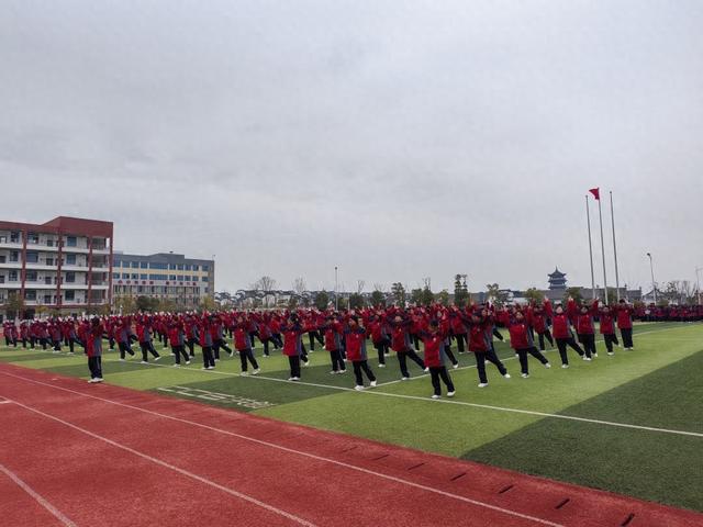 定远县第一初级中学七年级广播操、跑操比赛活动圆满举行(图1)