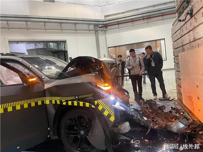 硬扛这波“物理攻击”！探秘途昂Pro安全研发(图4)