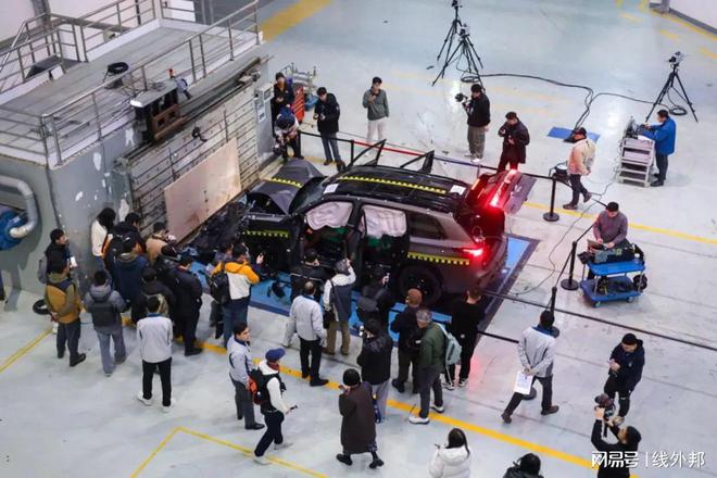 硬扛这波“物理攻击”！探秘途昂Pro安全研发(图3)