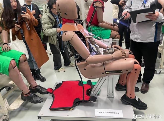 硬扛这波“物理攻击”！探秘途昂Pro安全研发(图9)