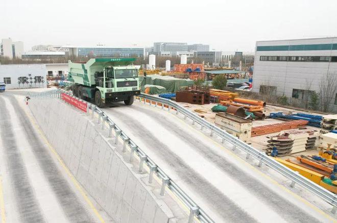 135T混动矿用自卸车将于下个月投产(图6)