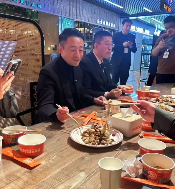 太有面！小井现身北京汪小菲高规格接待两人同排并坐一起用餐(图6)