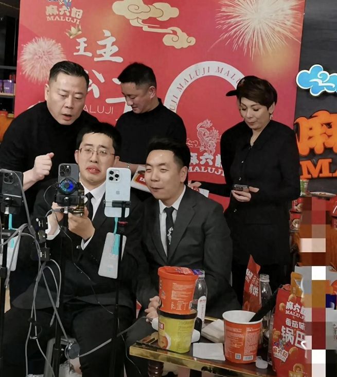 太有面！小井现身北京汪小菲高规格接待两人同排并坐一起用餐(图1)