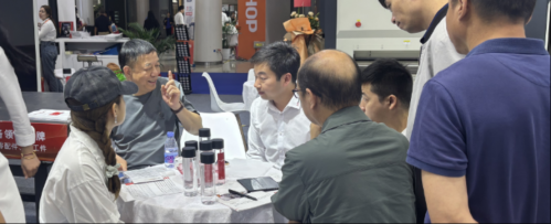 国产矫平机大展雄风：玛哈特矫平机深圳工业展销量再创新高！(图2)
