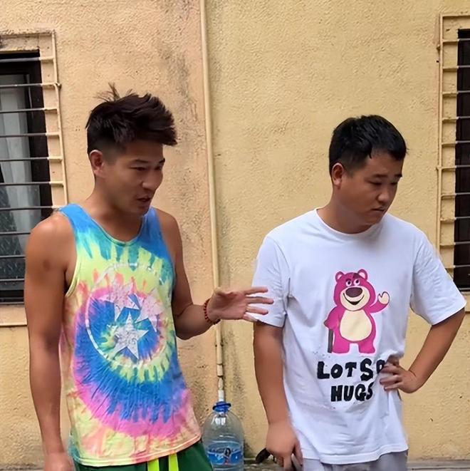 惊悚发现！中国博主在非洲车身竟有多一圆孔警方分析引发恐慌！(图3)