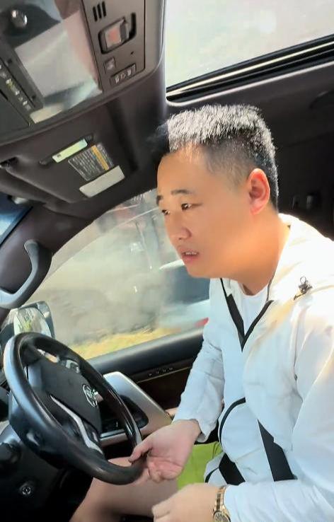 惊悚发现！中国博主在非洲车身竟有多一圆孔警方分析引发恐慌！(图5)