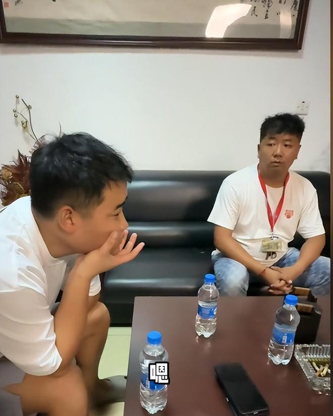 惊悚发现！中国博主在非洲车身竟有多一圆孔警方分析引发恐慌！(图13)