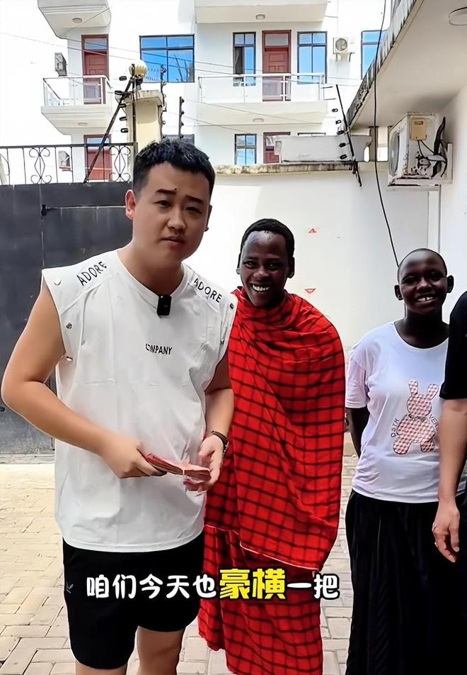 惊悚发现！中国博主在非洲车身竟有多一圆孔警方分析引发恐慌！(图8)
