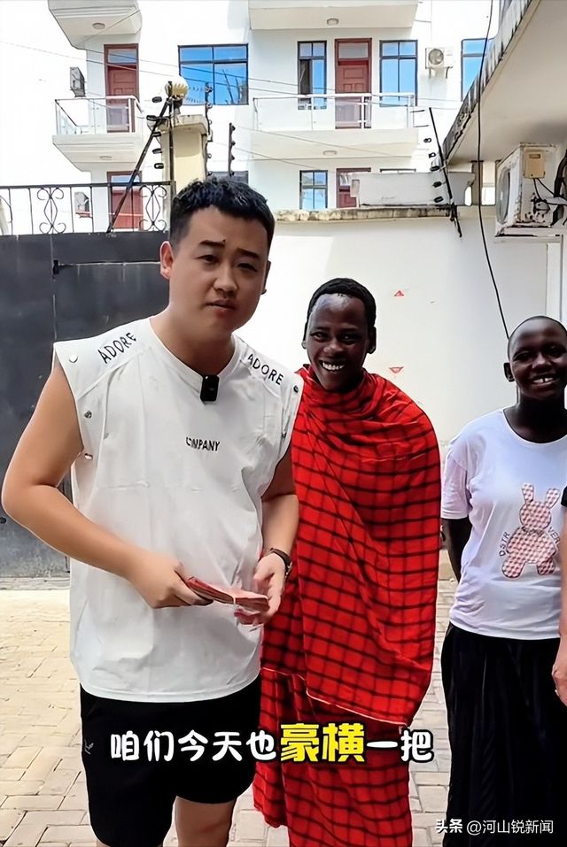 毛骨悚然！中国博主在非洲发现车身多一圆孔警方分析令人后怕(图7)