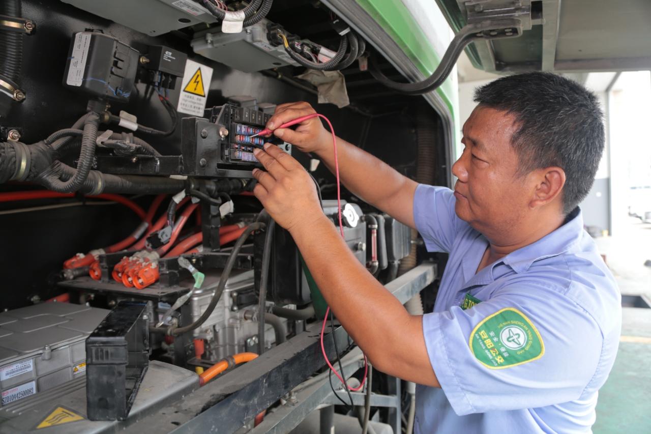 慎终如始只为每一程平安抵达——记全国交通运输系统劳动模范、河南省安阳市公共交通集团修理公司副经理何坤(图1)